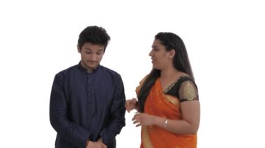 Tartışan genç Hintli bir çiftin portresi. Kızgın bir eş kocasını azarlıyor, tokat atmakla tehdit ediyor, onu kışkırtmaya çalışıyor. Pişmanlıkla bakan bir adam. Beyaz arkaplanda izole
