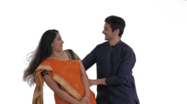 Bollywood tarzında dans eden genç Hintli çiftin yakın çekimi. Bhangra hareket ediyor. Beyaz arkaplanda izole