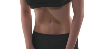 Tanımlanamayan beyaz kadın karın vakumu egzersizi yapıyor. Mide kası masajı. Abdominal gerileme. Kilo verme konsepti. Beyaz arkaplanda izole.