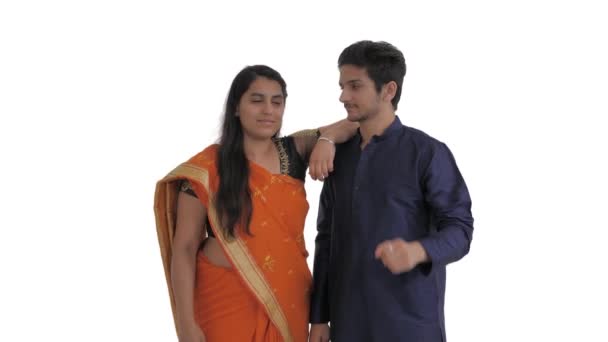 Casal Índio Sorrindo Dando Mais Cinco Cinco Gestos Mão Isolado — Vídeo de Stock