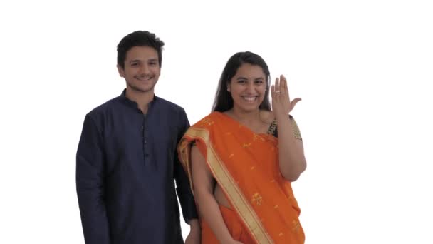 インド人のカップルの愛 幸せな女性は結婚指輪で指を示し 頬に彼女のボーイフレンドにキス 婚約の概念 白地に隔離された — ストック動画