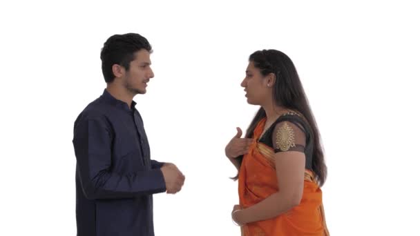 Sidovy Indiska Par Reda Saker Makar Grälar Känslomässigt Gestikulerar Man — Stockvideo