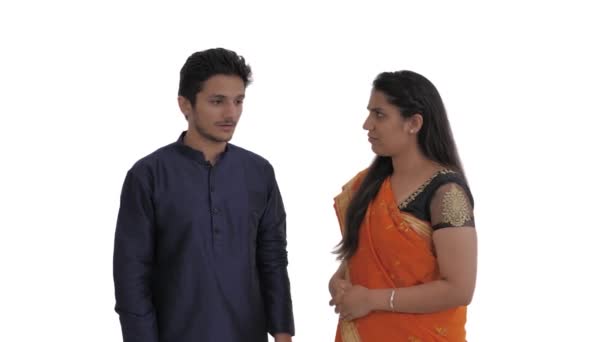 Портрет Индийской Пары Муж Пялится Кого Ревнивая Жена Бьет Голове — стоковое видео