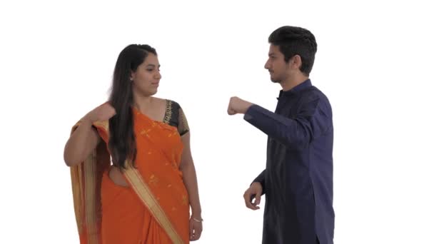 Портрет Дружественной Индийской Пары Исполняющей Приветственный Жест Взрывается Кулак Социальная — стоковое видео