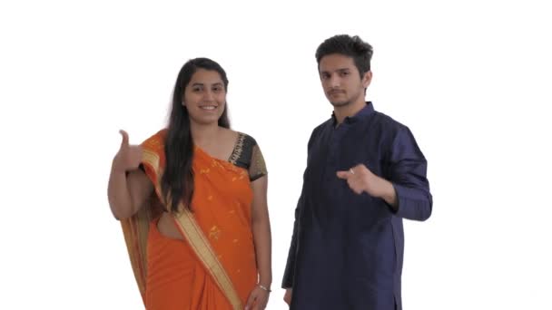 Indiskt Par Som Uttrycker Motsatta Känslor Leende Kvinna Som Visar — Stockvideo