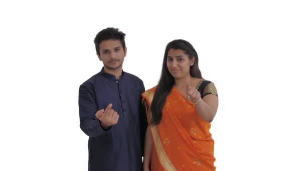 Молода Індійська Пара Вказує Камеру Жестикулює Дзвонить Комусь Вказівним Пальцем — стокове відео