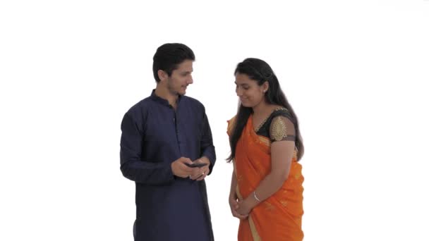 Unga Indiska Par Tar Selfie Med Smartphone Kvinnan Kramas Och — Stockvideo