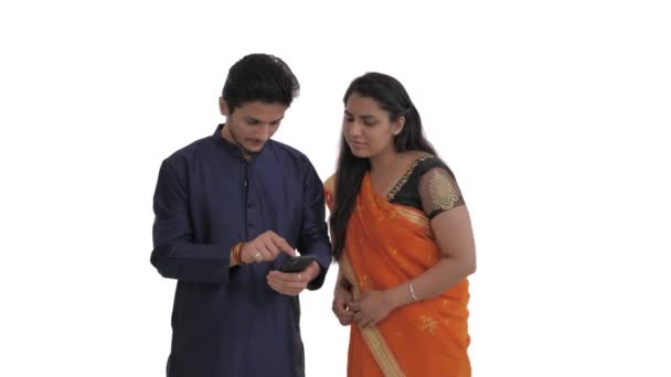 Indiskt Par Tittar Mobil Skärm Hittar Något Chockerande Och Täcker — Stockvideo