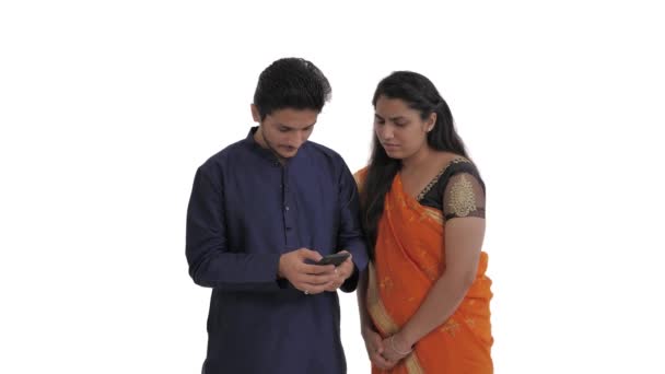 Närbild Indiska Par Tittar Mobil Skärm Och Täcker Munnen Med — Stockvideo