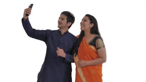 Para Indian Odbywających Miłą Rozmowę Przyjaciółmi Lub Krewnymi Przez Połączenie — Wideo stockowe