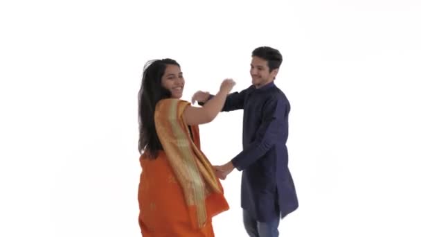 Szczęśliwa Indiańska Para Trzymająca Się Ręce Wirująca Tańcząca Tradycyjny Taniec — Wideo stockowe