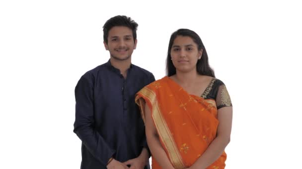 Jeune Couple Indien Pointant Vers Caméra Dans Votre Geste Exprimer — Video