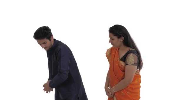 Porträtt Unga Indiska Par Man Låtsas Slå Bollen Med Krocket — Stockvideo