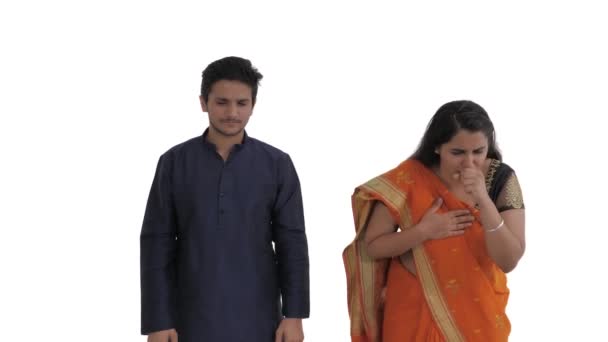 一对生病的印第安夫妇的画像 男人和女人感到胸痛 开始咳嗽 卫生保健概念 因白人背景而被隔离 — 图库视频影像