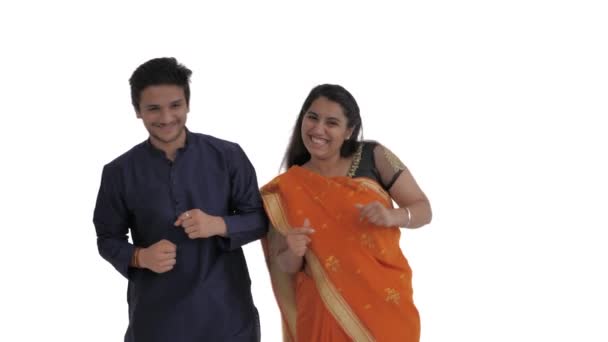 幸せなインドのカップルが楽しいと良い気分でダンスをしている レジャーコンセプト 白地に隔離された — ストック動画