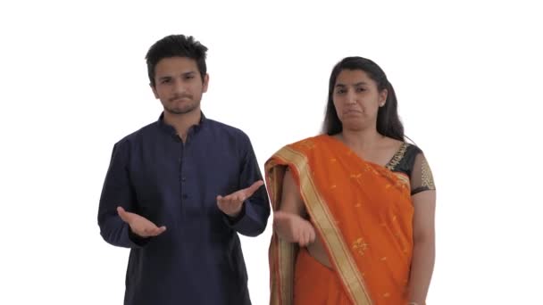 Portrait Jeune Couple Indien Doute Femme Homme Savent Pas Quoi — Video