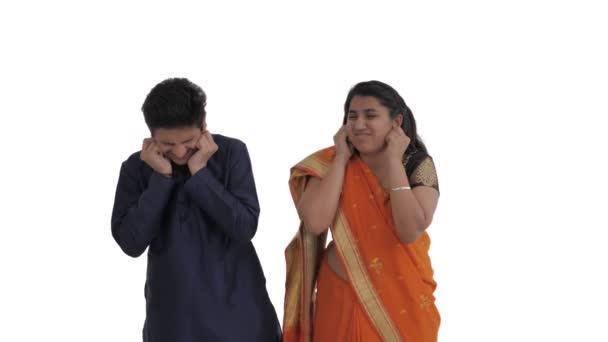 인도의 부부는 시끄러운 소음때문에 고통을 있습니다 남자와 여자는 소리를 조용하게 — 비디오