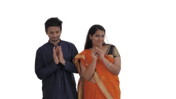 インド人夫婦の肖像画は トリッキーな顔の表情で指先を分類し 狡猾な計画で互いに同意することによって何かをプロットします ボディランゲージの概念 白地に隔離された — ストック動画