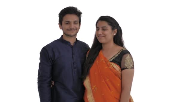 Aproape Îmbrățișarea Cuplului Indian Face Împreună Gestul Inimii Mâinilor Simbolul — Videoclip de stoc