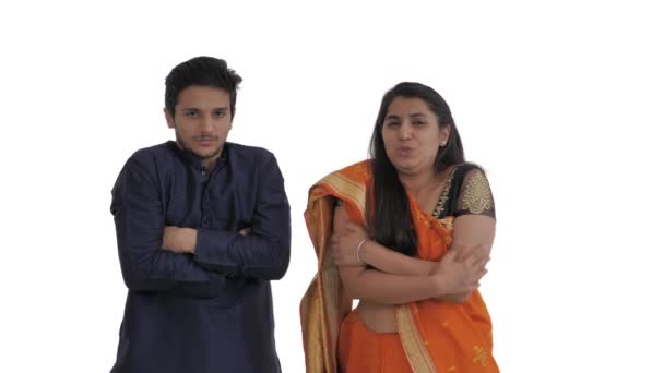 Kollarını Omuzlarını Ovuşturan Hintli Bir Çiftin Portresi Soğuk Donuk Ifade — Stok video