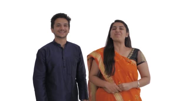 一对滑稽的印度夫妇在镜头前做鬼脸 伸出舌头 因白人背景而被隔离 — 图库视频影像
