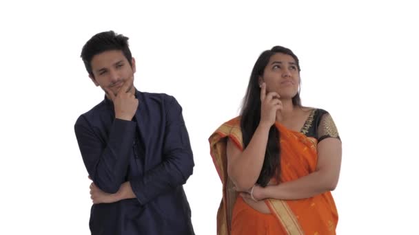 Indiai Pár Arcképe Amint Simogatják Állukat Bizonytalanságot Kétséget Fejezve Testbeszéd — Stock videók