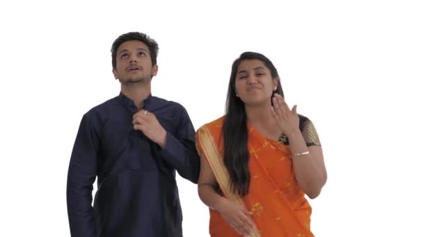Couple Indien Souffrant Chaleur Ventilant Avec Les Mains Essuyant Sueur — Video