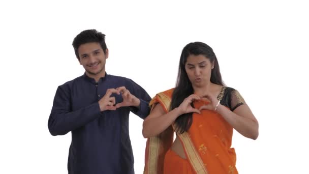 Портрет Усміхненої Індійської Пари Робить Форму Серця Пальцями Рука Знак — стокове відео