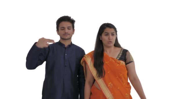 一对年轻的印第安夫妇手持枪支形状的手指 在庙宇里模拟射击的肖像 表示不喜欢情况 手指枪的手势 因白人背景而被隔离 — 图库视频影像