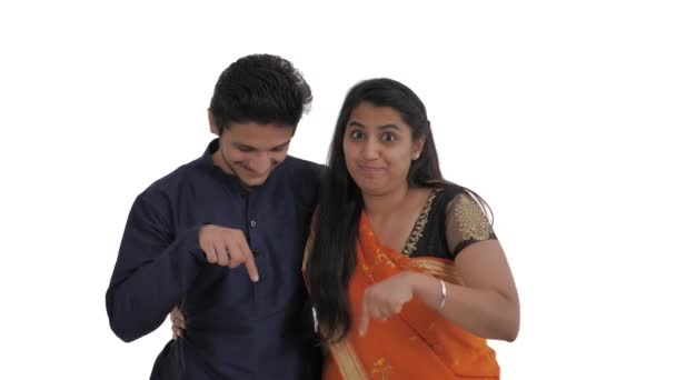 Portret Van Een Lachend Indiaans Koppel Dat Met Een Wijsvinger — Stockvideo