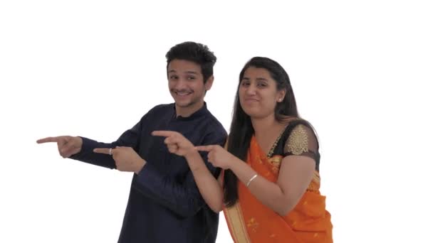 Portrait Couple Indien Satisfait Pointant Vers Côté Gauche Hochant Tête — Video