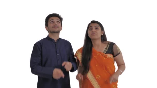 Jeune Couple Indien Pointant Vers Haut Exprimant Son Approbation Isolé — Video