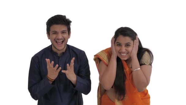 Jovem Casal Índio Entusiasta Expressando Prazer Gritando Alegrando Não Posso — Vídeo de Stock