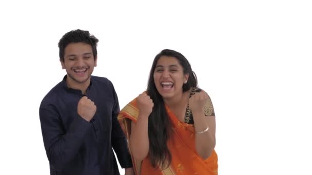 Casal Indiano Satisfeito Mostrando Gesto Vencedor Expressando Celebração Sinceramente Conceito — Vídeo de Stock