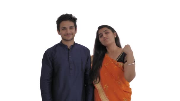 一个面带微笑的印度男人和他的妻子用手指数到五的画像 列出手势 手指头计数 因白人背景而被隔离 — 图库视频影像