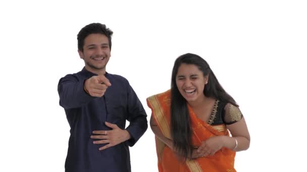 Ung Indisk Par Griner Nogen Spottende Peger Mod Kameraet Isoleret – Stock-video