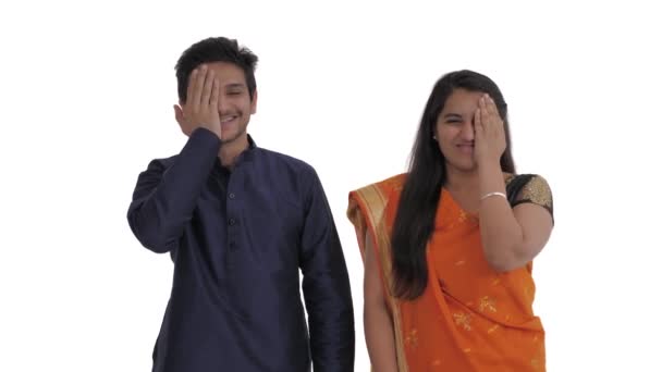 年轻的印度夫妇玩窥视游戏 男人和女人依次用手捂住眼睛 用手捂住脸 因白人背景而被隔离 — 图库视频影像