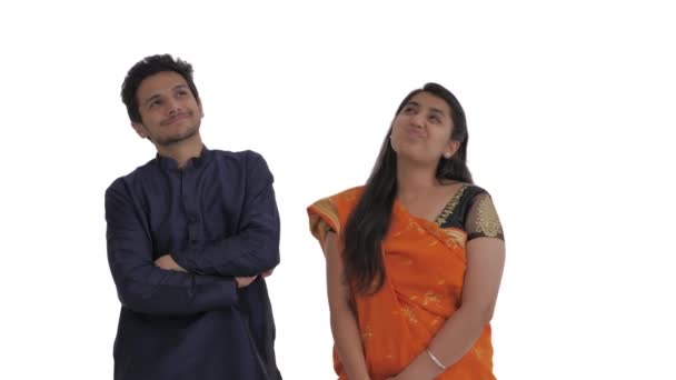一对印度夫妇在想一些令人愉快的事情或梦想 身体语言的概念 因白人背景而被隔离 — 图库视频影像