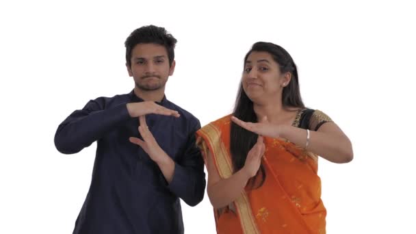 年轻的印度夫妇的画像表现出暂停的姿态 使T形的手 因白人背景而被隔离 — 图库视频影像