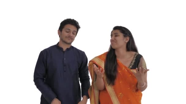 인디언 부부는 무엇을 요구하는 것처럼 손으로 필사적으로 말하였다 배경에 고립됨 — 비디오