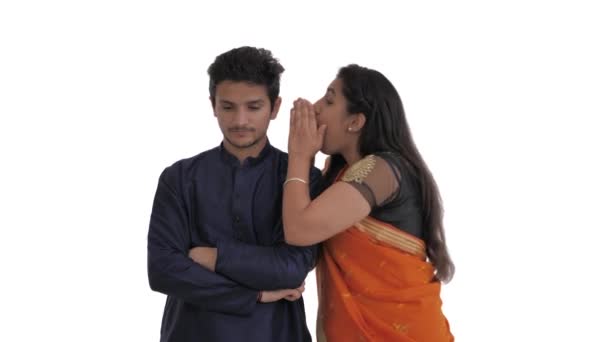 Portret Van Een Jong Indiaas Koppel Vrouw Fluistert Vertrouwelijke Informatie — Stockvideo
