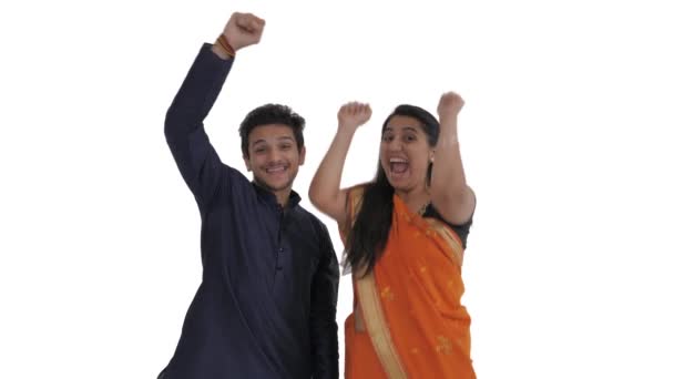 Jovem Casal Indiano Levantando Mãos Com Cerrar Punho Expressando Celebração — Vídeo de Stock