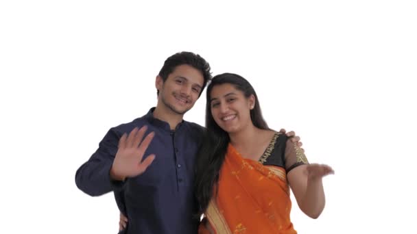 Portrait Couple Indien Souriant Regardant Caméra Agitant Les Mains Saluant — Video