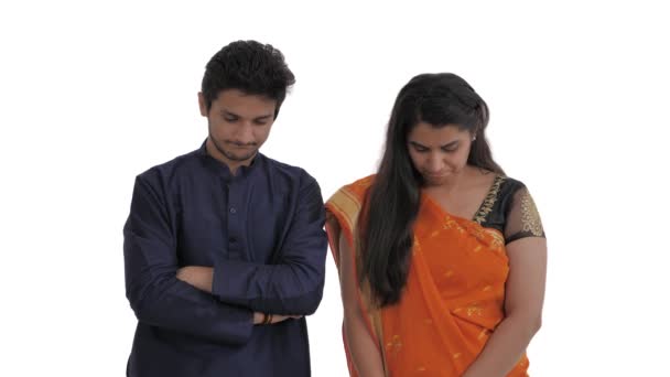一对年轻的印度夫妇带着负罪感向下看了看 身体语言和人类情感的概念 因白人背景而被隔离 — 图库视频影像