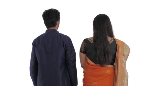 Baksidan Unga Indiska Par Vänder Sig Och Tittar Kameran Isolerad — Stockvideo