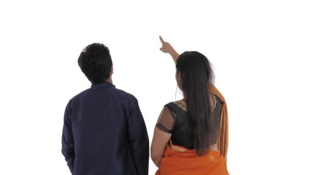 Rückansicht Eines Indischen Paares Frau Zeigt Mit Dem Finger Die — Stockvideo