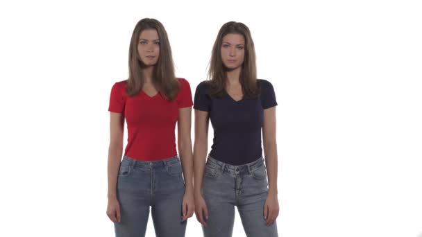 Irmãs Gêmeas Caucasianas Atraentes Voltando Umas Para Outras Cobrindo Boca — Vídeo de Stock