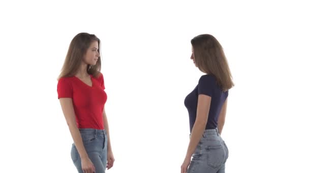 Mladé Bělošské Dvojčata Ukazují Pěst Naraženou Explozí Pozdravné Gesto Ruky — Stock video