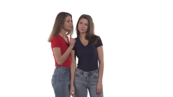 Portrét Bělošských Dvojčat Žena Červeném Tričku Šeptá Drby Nebo Sdílí — Stock video