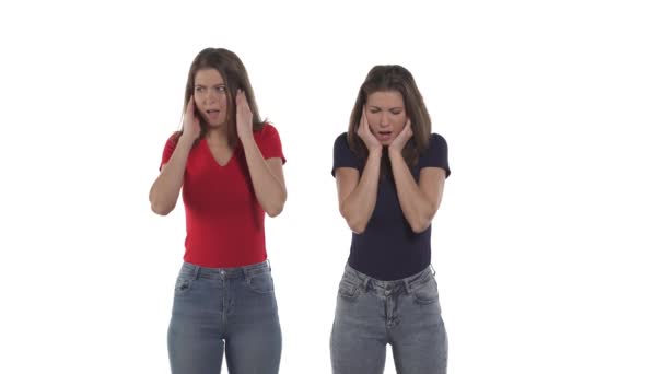 Främre Bilden Vita Tvillingsystrar Som Lider Grund Högt Ljud Kvinnor — Stockvideo